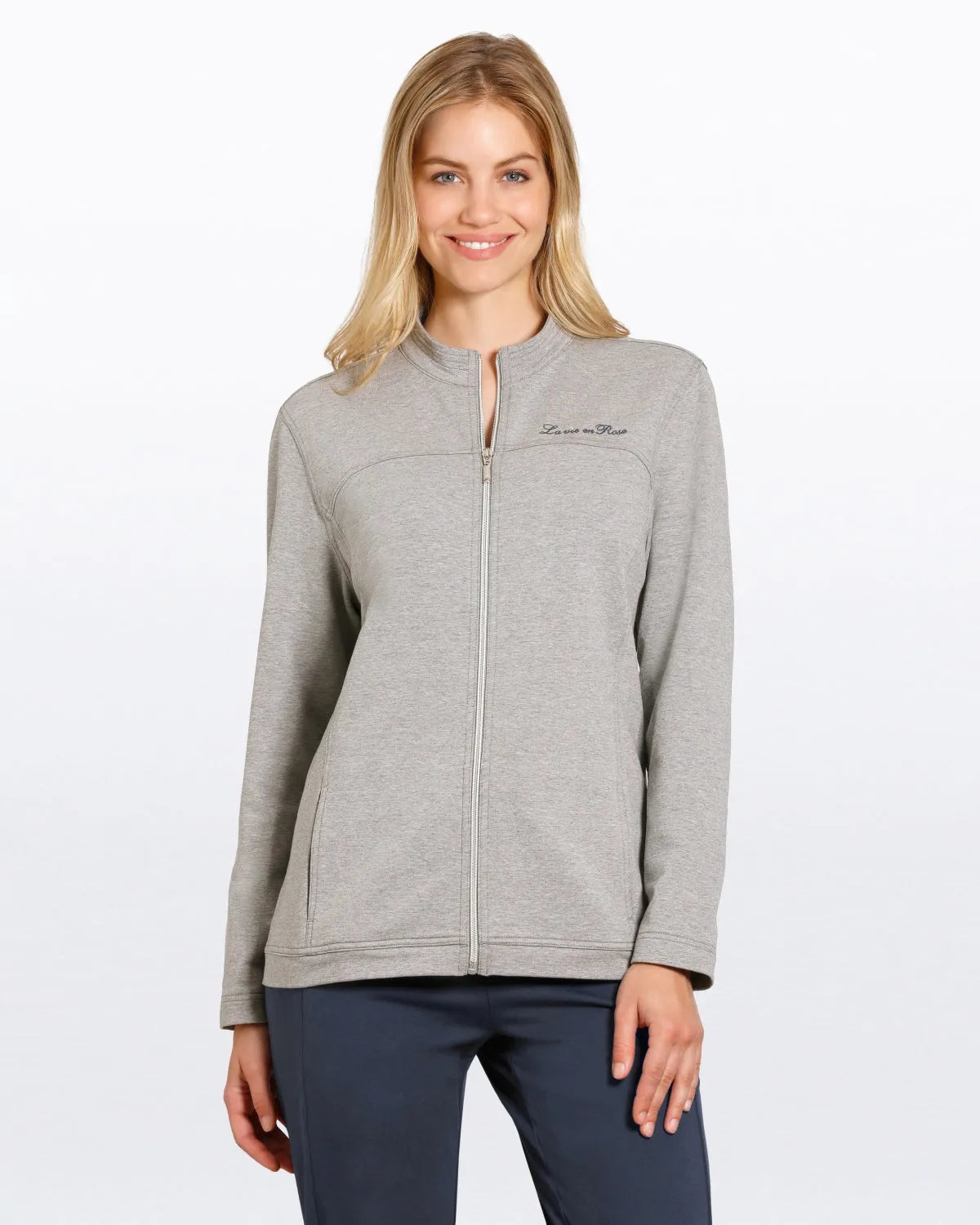 Graue Fleecejacke mit Reißverschluss und gesticktem Logo.