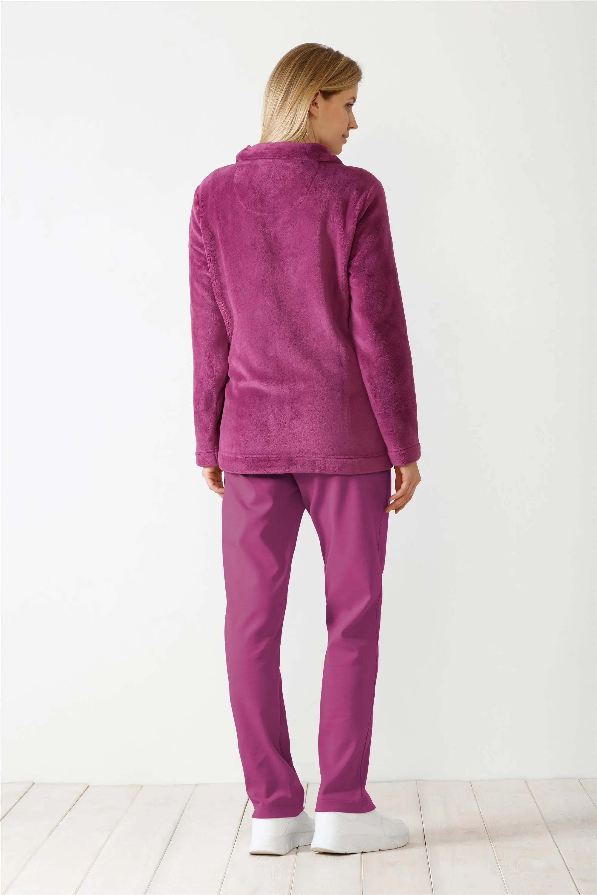 Plüschiges magentafarbenes Loungewear-Set.