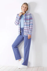 Gestreifte Jacke mit Reißverschluss und blaue Hose mit Kordelzug für Damen.