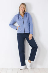 Hellblaue Jacke mit Reißverschluss für Damen.
