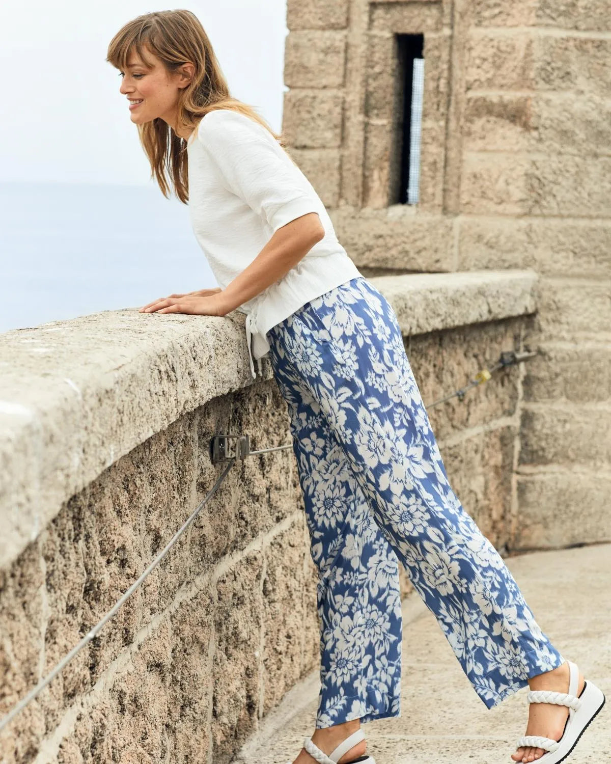 Blaue und weiße Leinenhose mit Blumendruck und elastischem Bund, lässige Sommerkleidung.