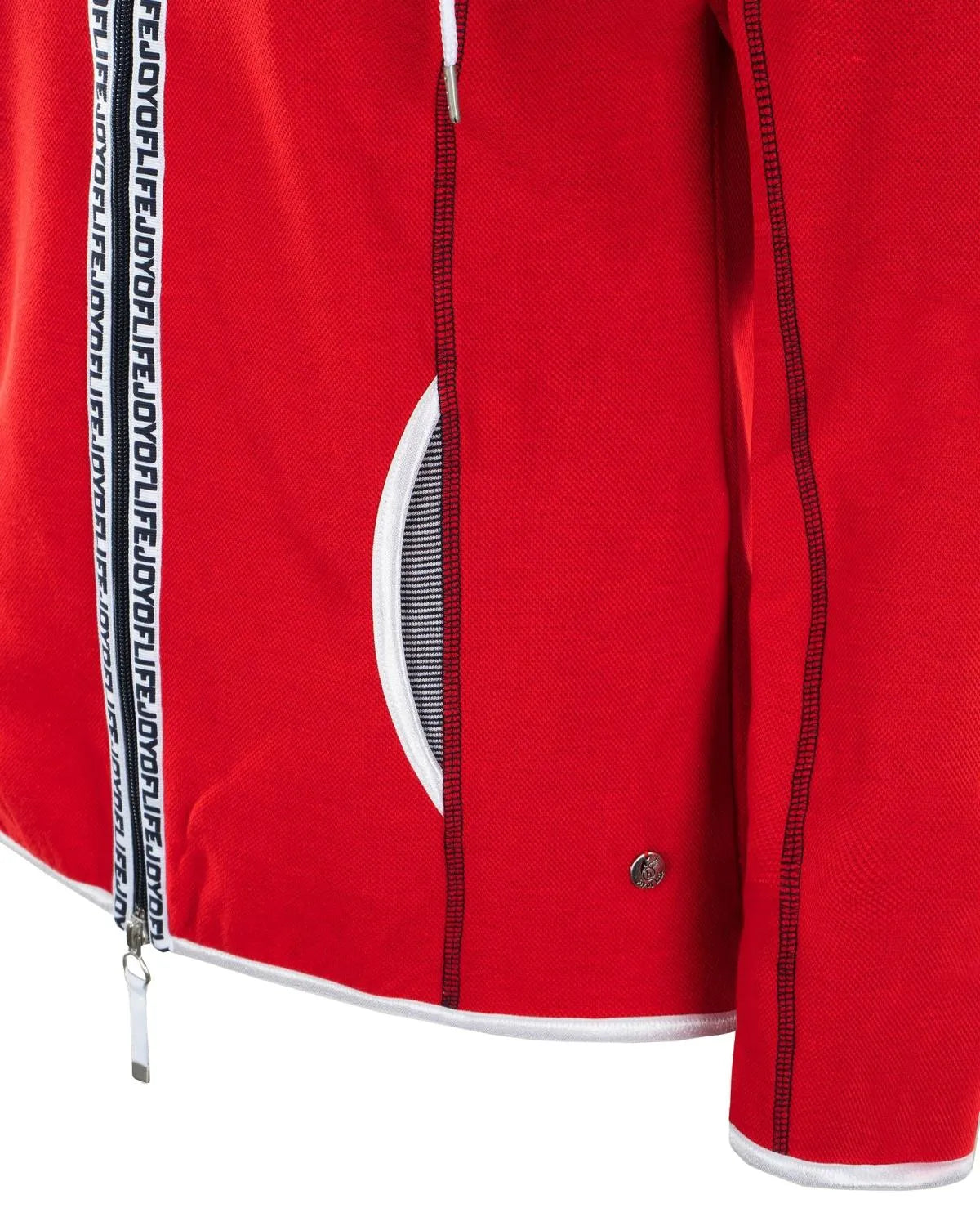 Rot-weiße Jacke mit Reißverschluss und Bandverzierung.