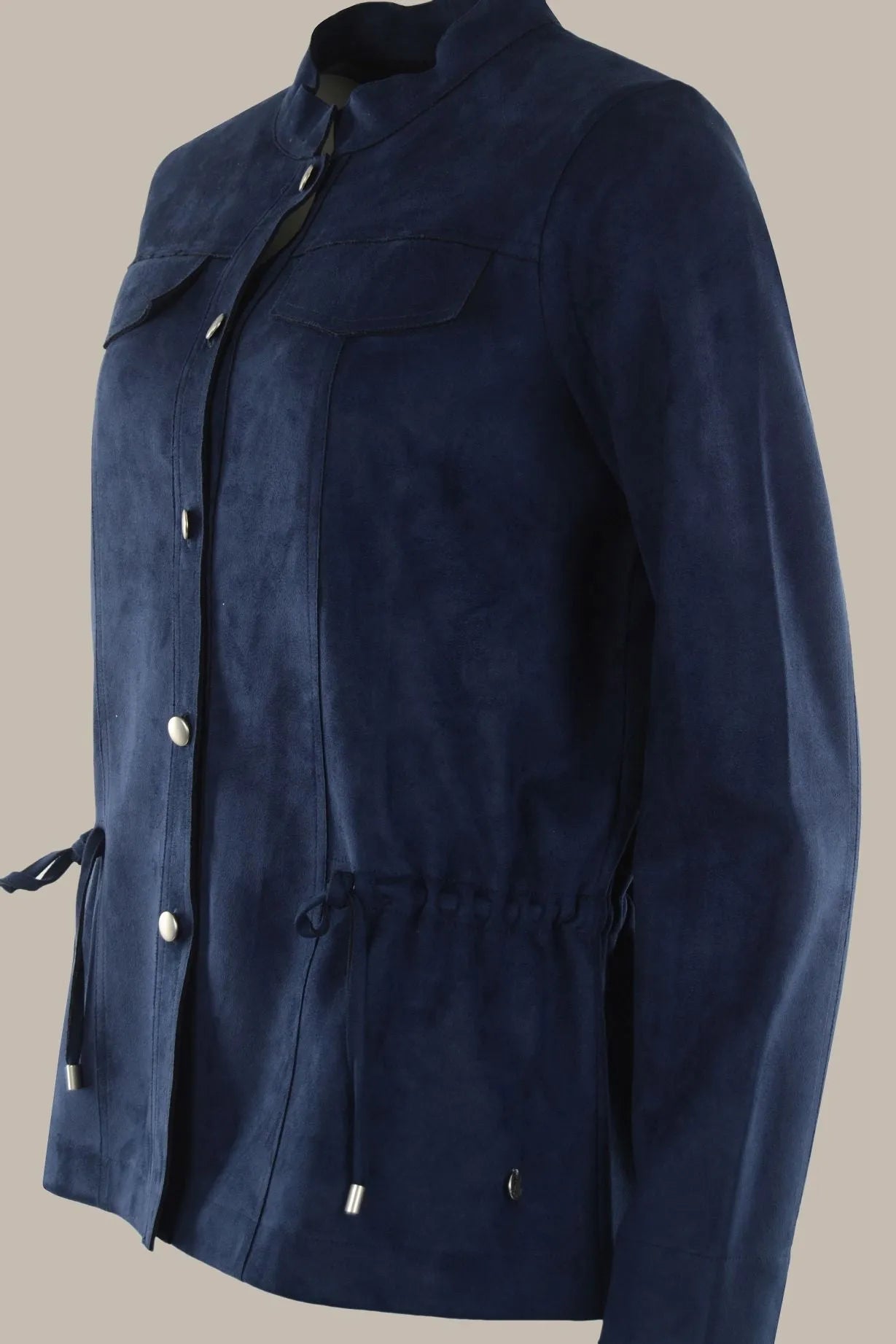Marineblaue Wildlederjacke mit silbernen Knöpfen und Kordelzug am Saum.
