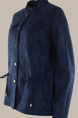 Marineblaue Wildlederjacke mit silbernen Knöpfen und Kordelzug am Saum.