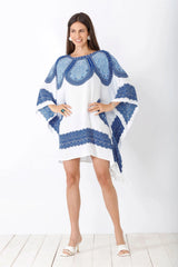 Damen kaftan in weiß und blau mit aufwendigen bestickten mustern und leichtem, angenehmem stoff