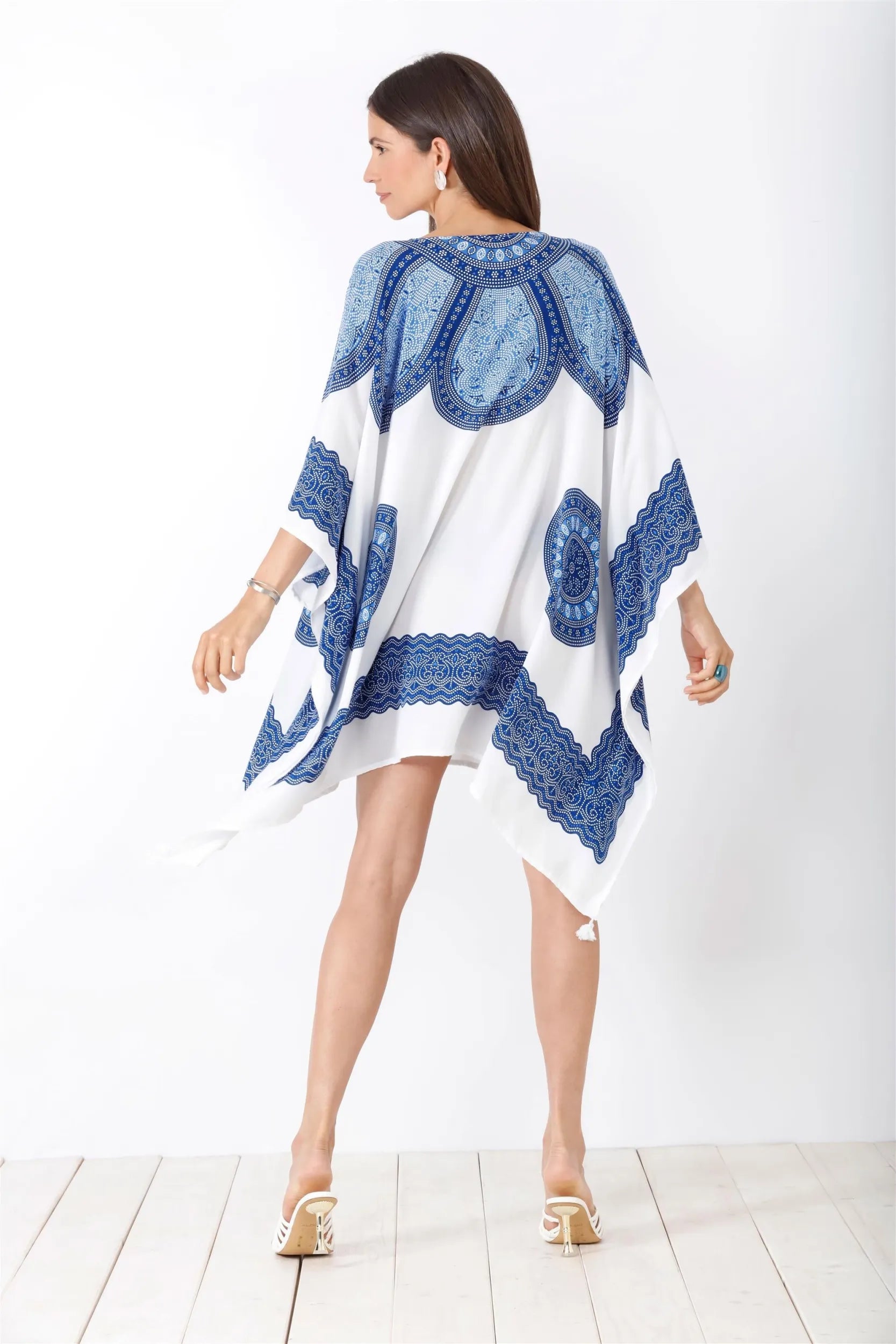 Damen kaftan aus weißem und blauem stoff mit detailliertem mandala-muster für stilvollen komfort
