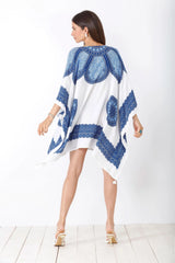 Damen kaftan aus weißem und blauem stoff mit detailliertem mandala-muster für stilvollen komfort