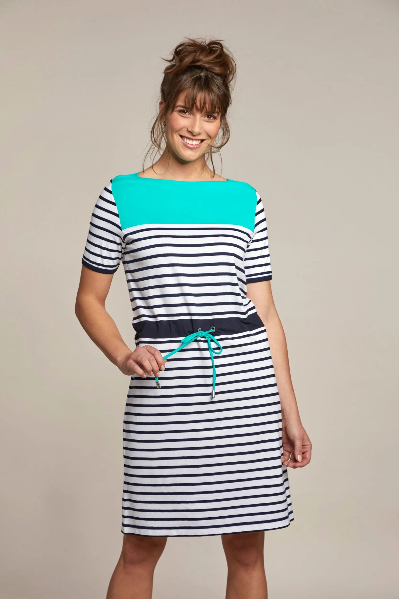 Gestreiftes Kleid mit blaugrünen Akzenten und einem Kordelzug in der Taille.