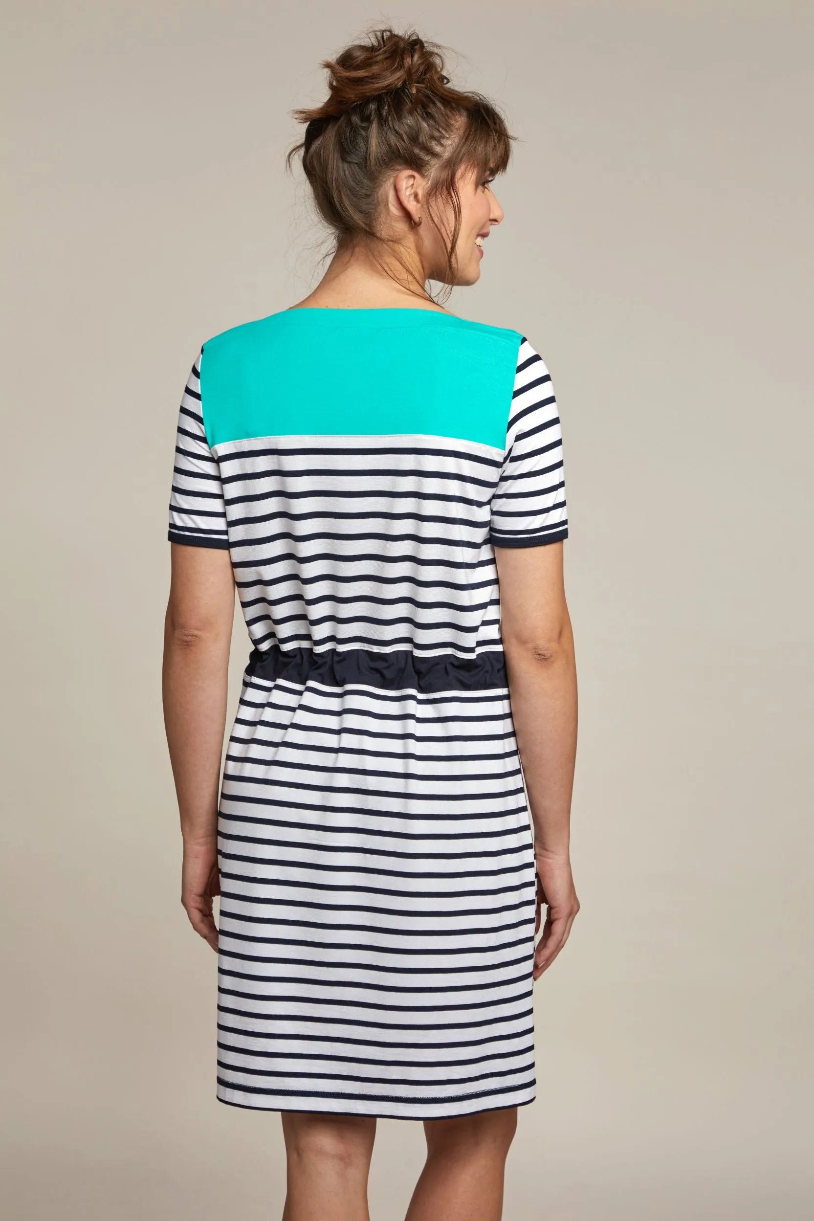 Gestreiftes Kleid mit blaugrünen Akzenten und marineblauen Streifen, aus Baumwolle.