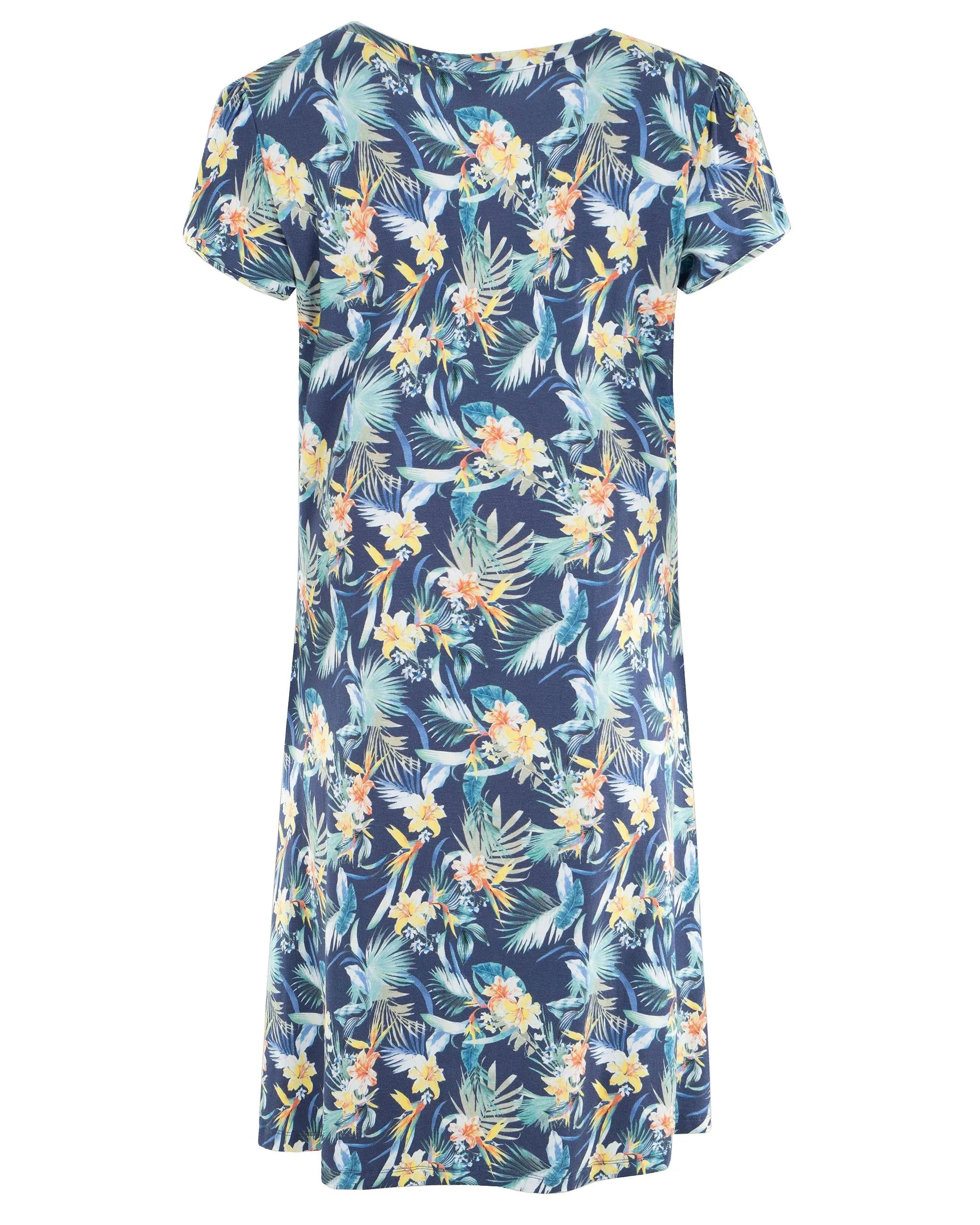 Blaues Kleid mit Blumendruck, kurzen Ärmeln und Rundhalsausschnitt.