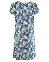 Blaues Kleid mit Blumendruck, kurzen Ärmeln und Rundhalsausschnitt.