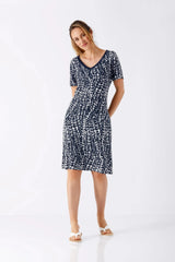 Damen La vie en rose Kleid: marineblaues Blattmuster Kurzarmkleid V-Ausschnitt