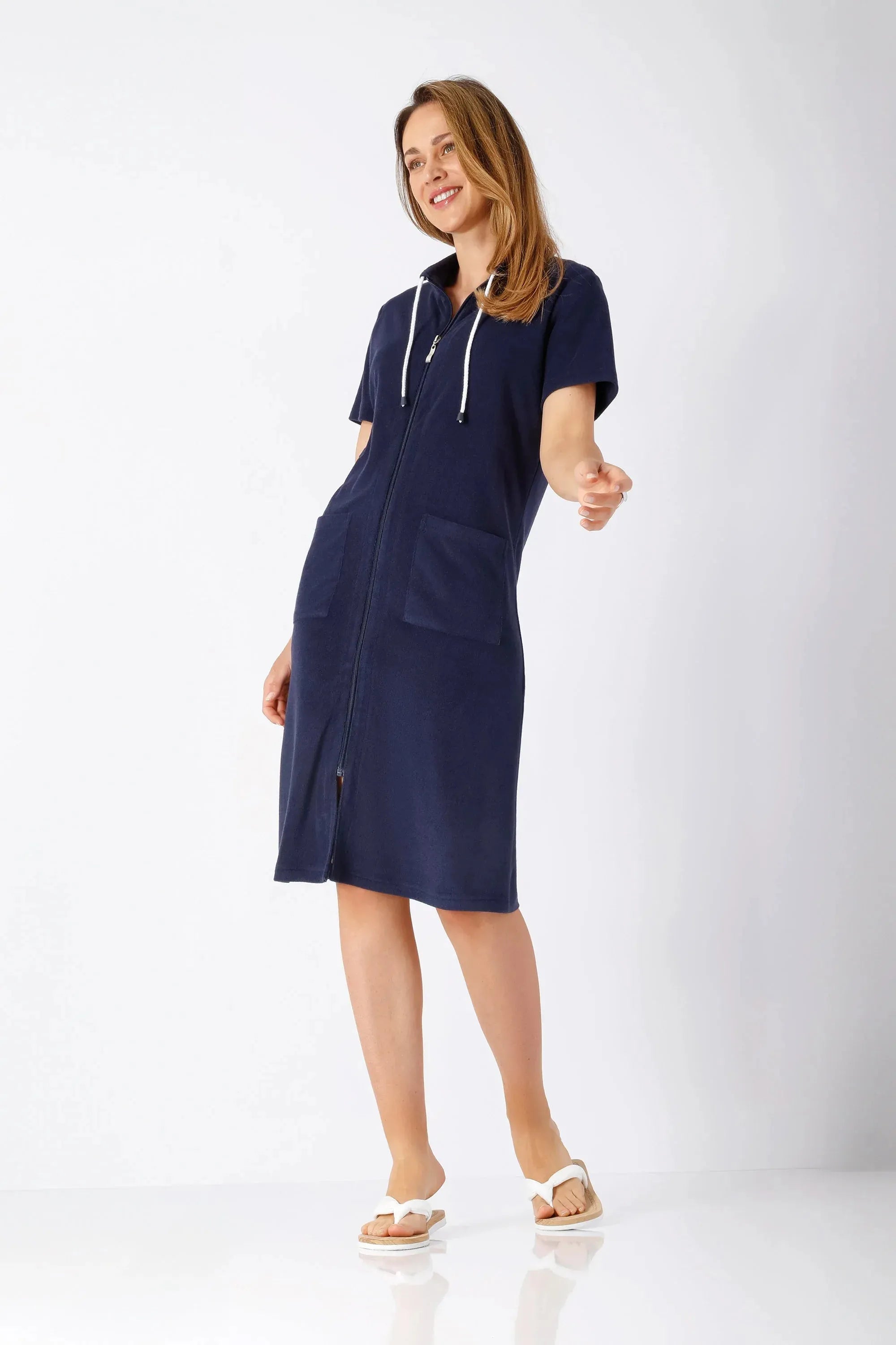 Navyblaues Damen-Kleid La vie en rose Frottee mit Kapuze, Reißverschluss, weißen Bändern und Taschen