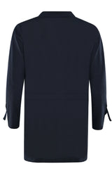 Marineblaue Kochjacke mit Seitenschlitzen und langen Ärmeln.
