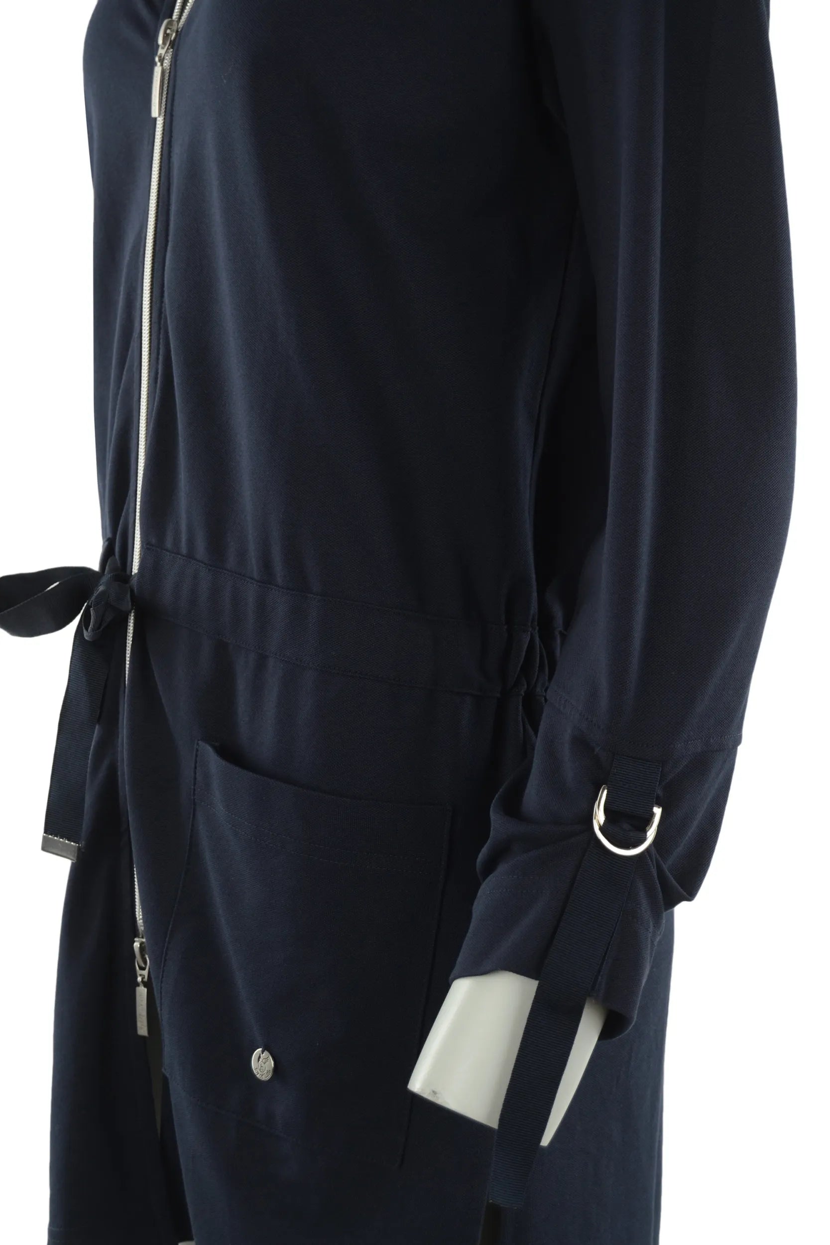 Dunkelblauer Kapuzenpulli mit Reißverschluss, silberner Hardware und Kordelzug am Saum.