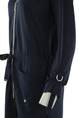 Dunkelblauer Kapuzenpulli mit Reißverschluss, silberner Hardware und Kordelzug am Saum.