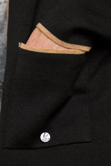 Schwarz-goldenes Einstecktuch mit strukturiertem Rand, wahrscheinlich aus Seide oder Satin.