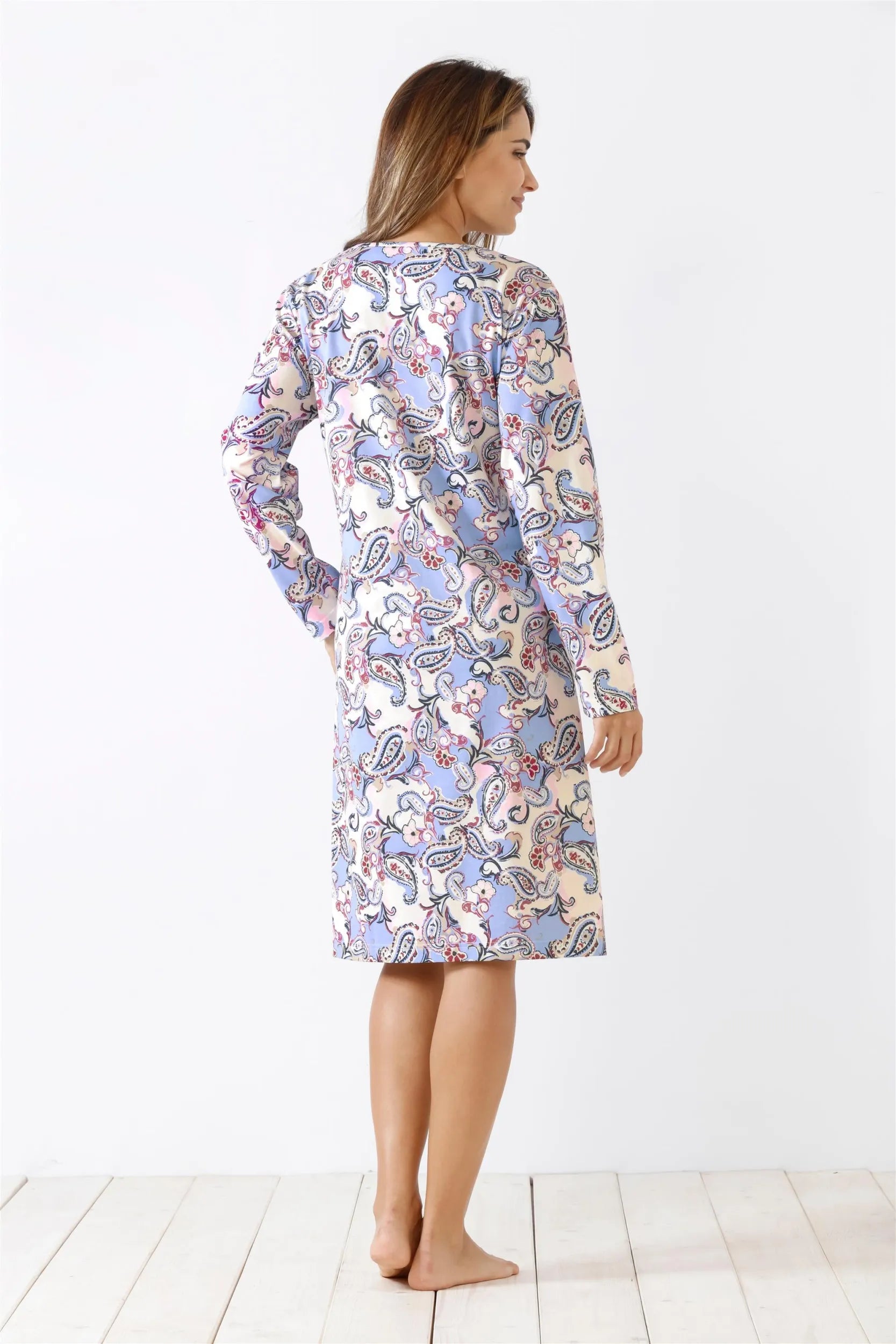 Langärmeliges Nachthemd mit Paisleymuster für Damen.
