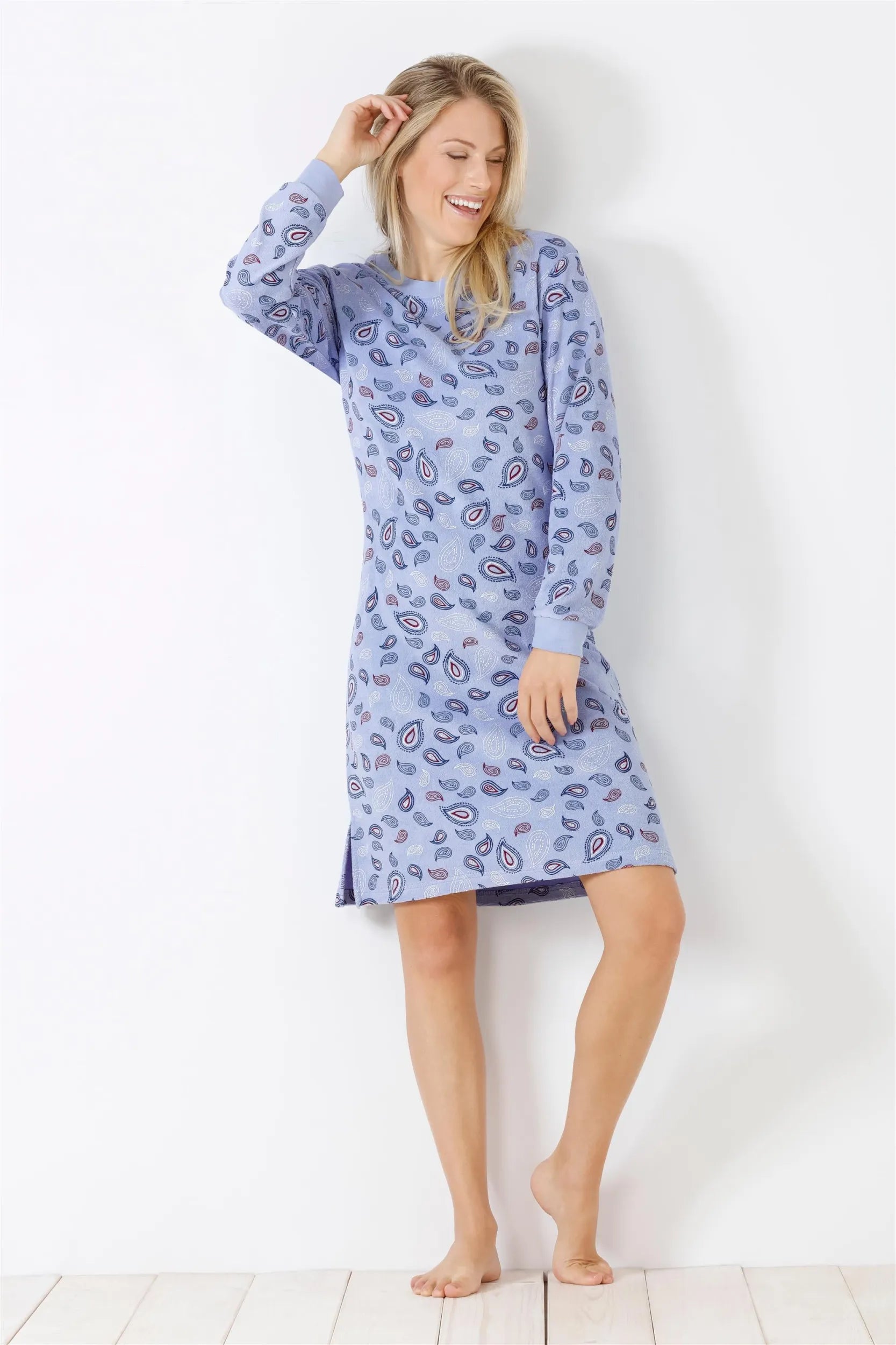 Hellblaues Nachthemd mit Paisleymuster.