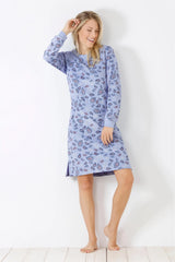 Hellblaues Nachthemd mit Paisleymuster.