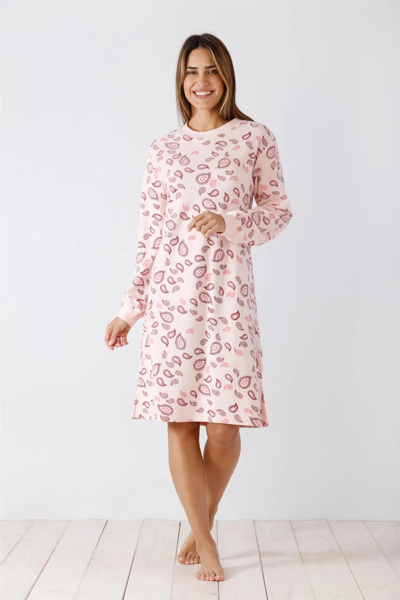 Rosa langärmeliges Nachthemd mit Paisleymuster.