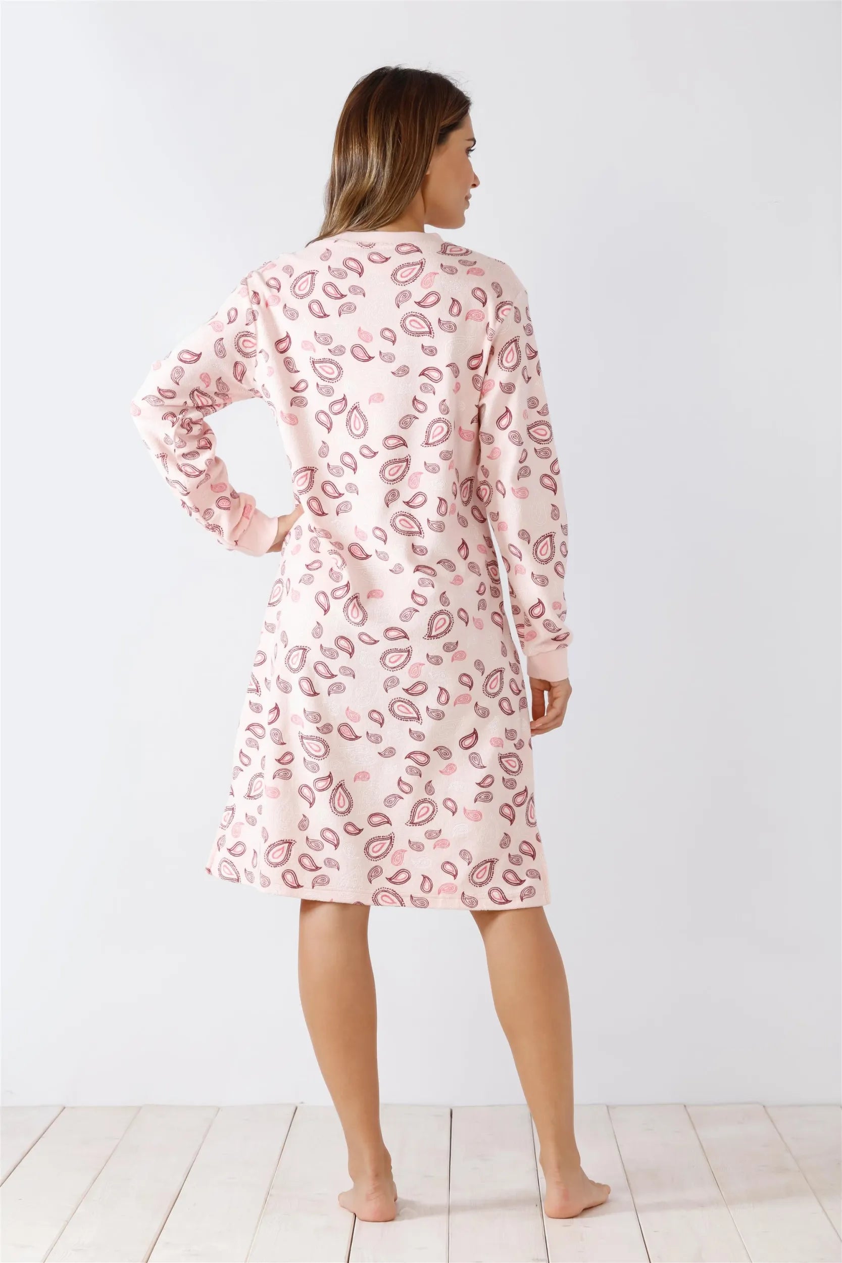 Rosa langärmeliges Nachthemd mit Paisleymuster.