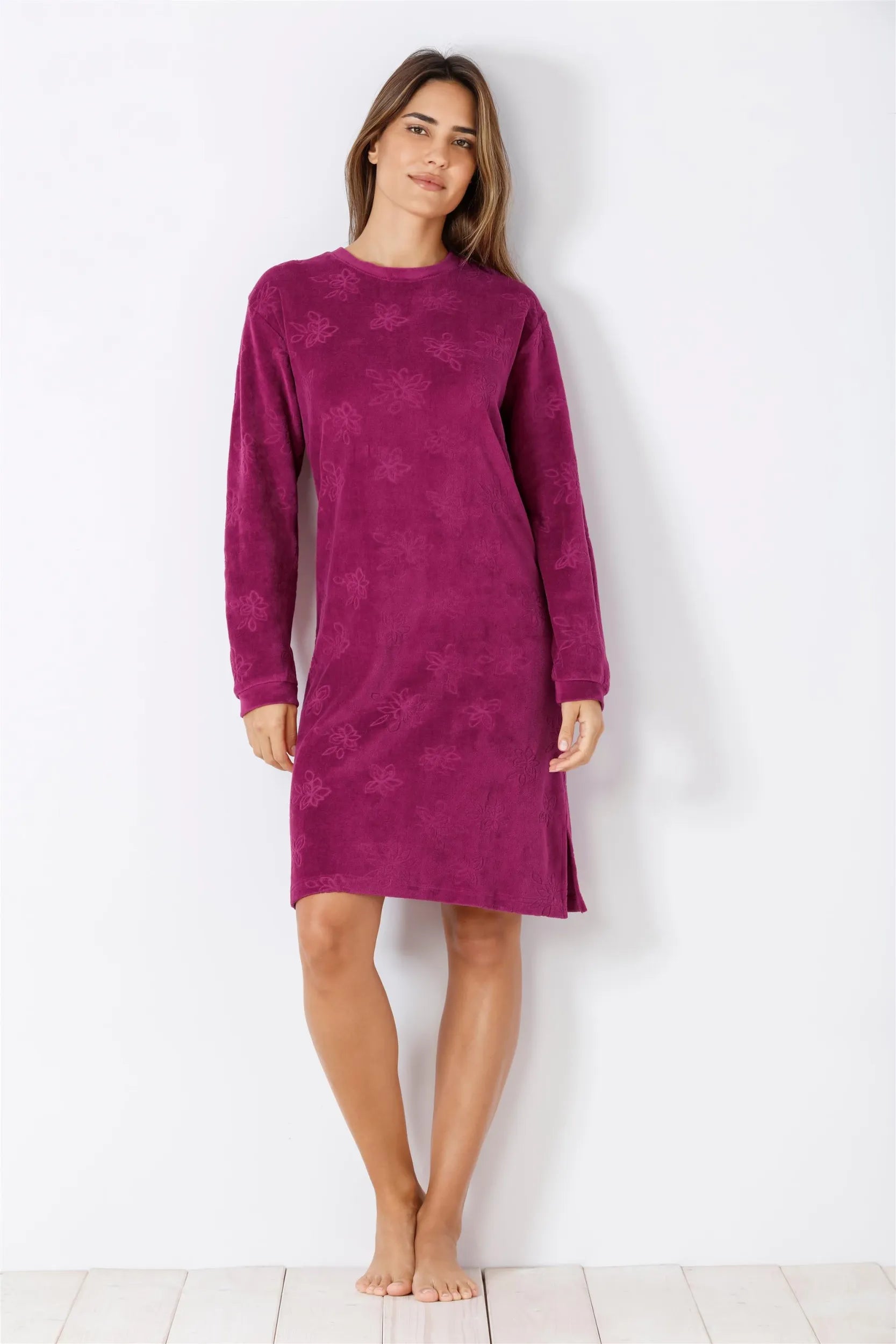 Pflaumenfarbenes, langärmeliges Fleece-Nachthemd mit dezentem, geprägtem Blumenmuster.
