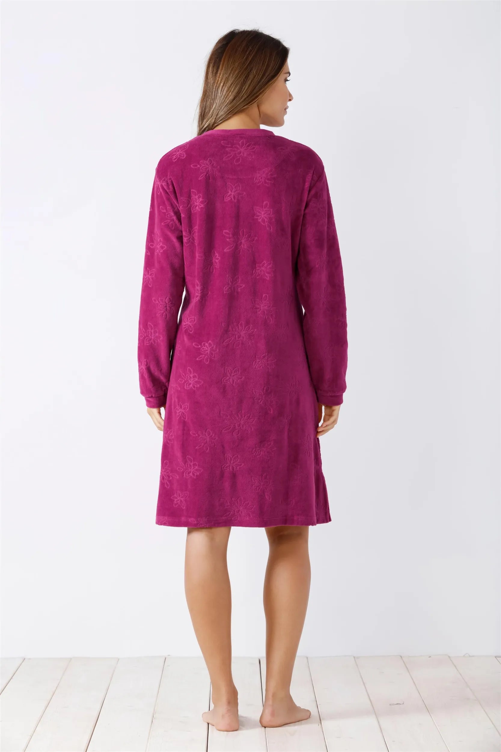 Magentafarbenes langärmeliges Fleece-Nachthemd.