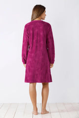 Magentafarbenes langärmeliges Fleece-Nachthemd.