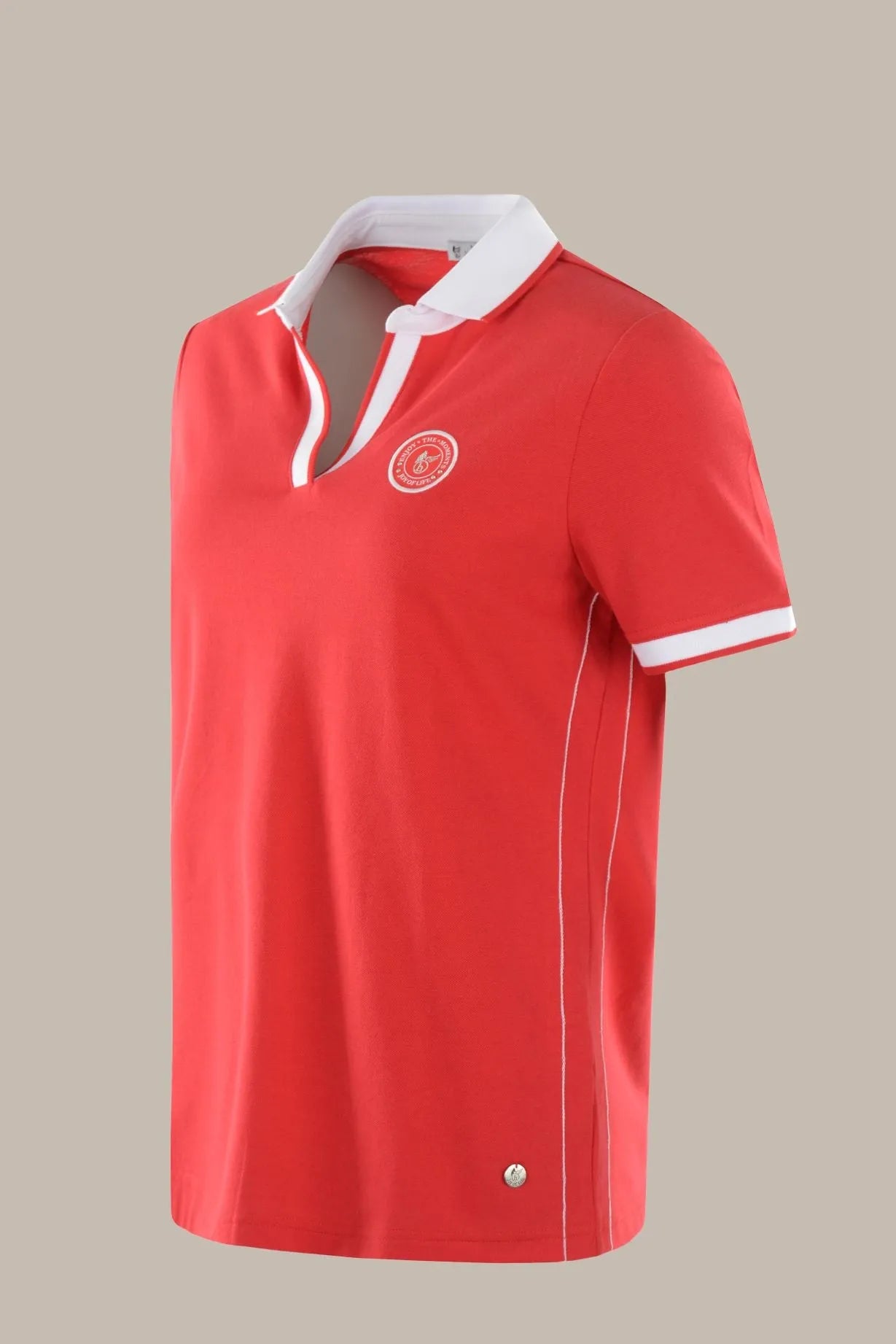 Rotes Polohemd mit weißem Saum und Logo, wahrscheinlich aus Baumwolle oder Polyestergemisch.
