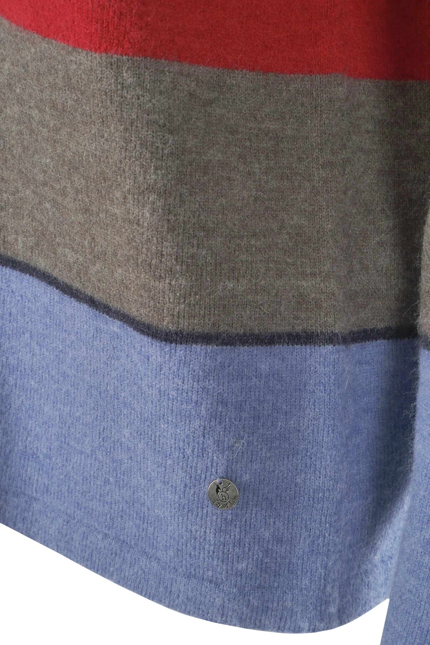 Gestreifter Pullover mit roten, blauen und grauen Streifen.