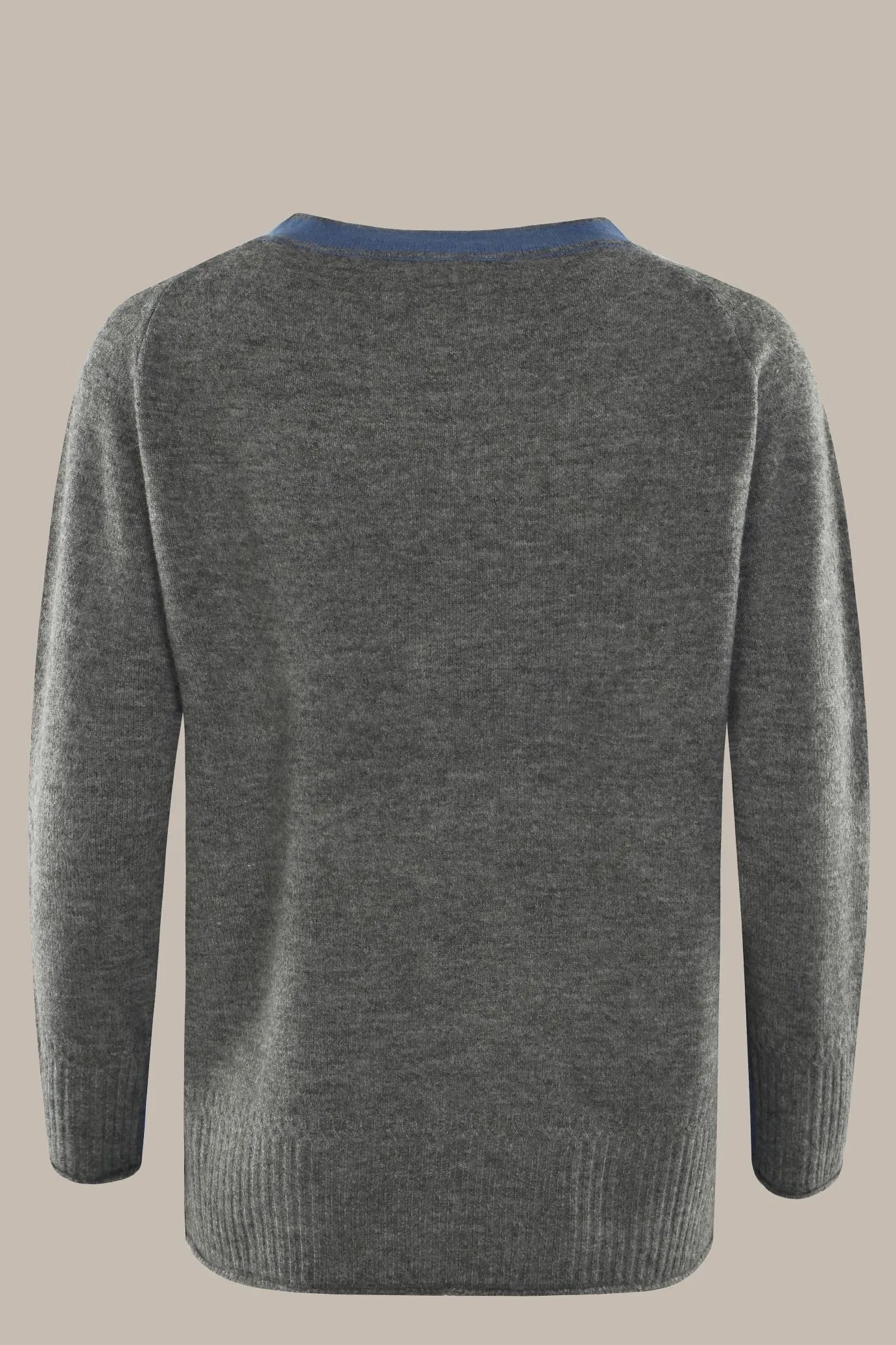 Anthrazitfarbener Pullover aus weicher Wolle mit blauem Kontrastkragen und Rippenbündchen.