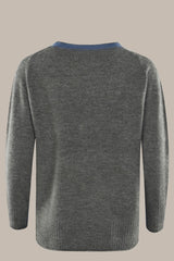 Anthrazitfarbener Pullover aus weicher Wolle mit blauem Kontrastkragen und Rippenbündchen.