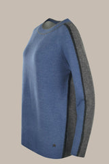 Blau und grau gestreifter Pullover mit gerippten Bündchen und Saum.