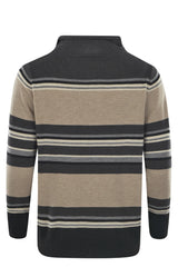 Gestreifter Pullover mit hohem Kragen, mit schwarzen und beigen Streifen auf dunklem Grund.