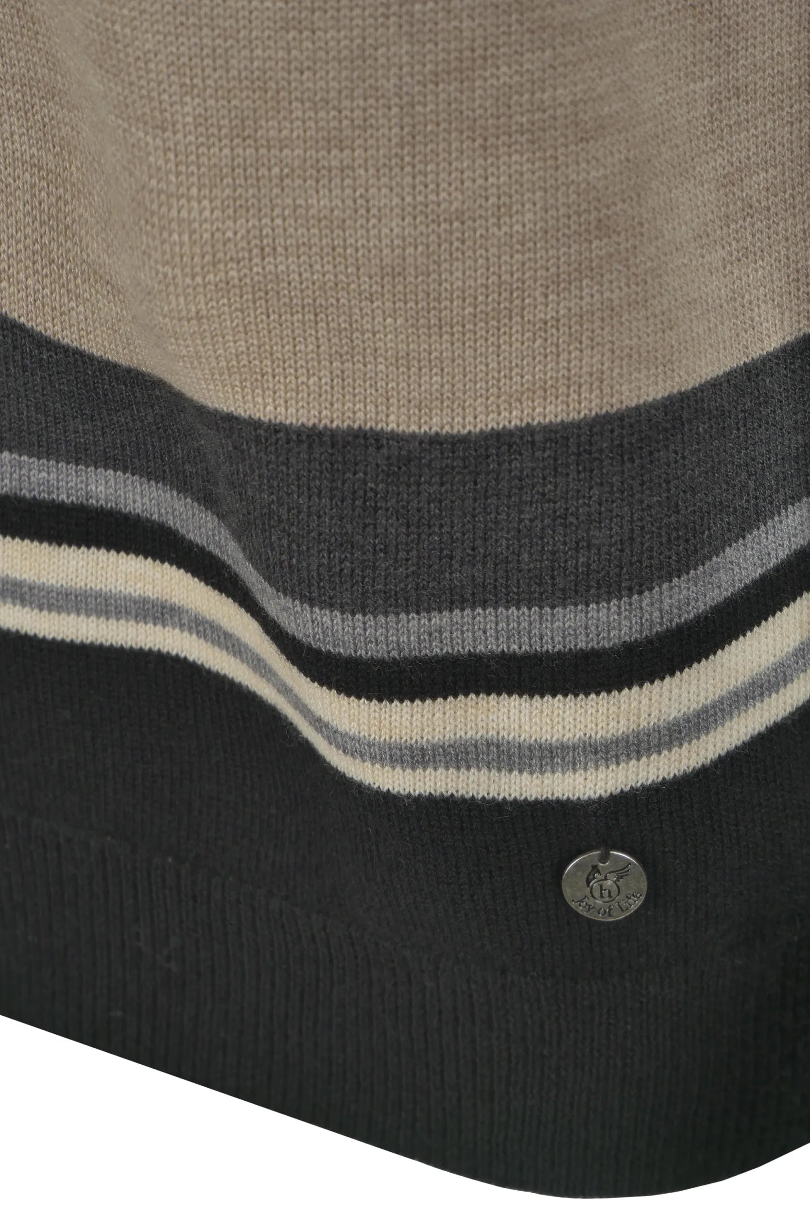 Schwarz und grau gestreifter Pullover mit Knopfleiste.