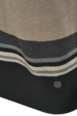 Schwarz und grau gestreifter Pullover mit Knopfleiste.