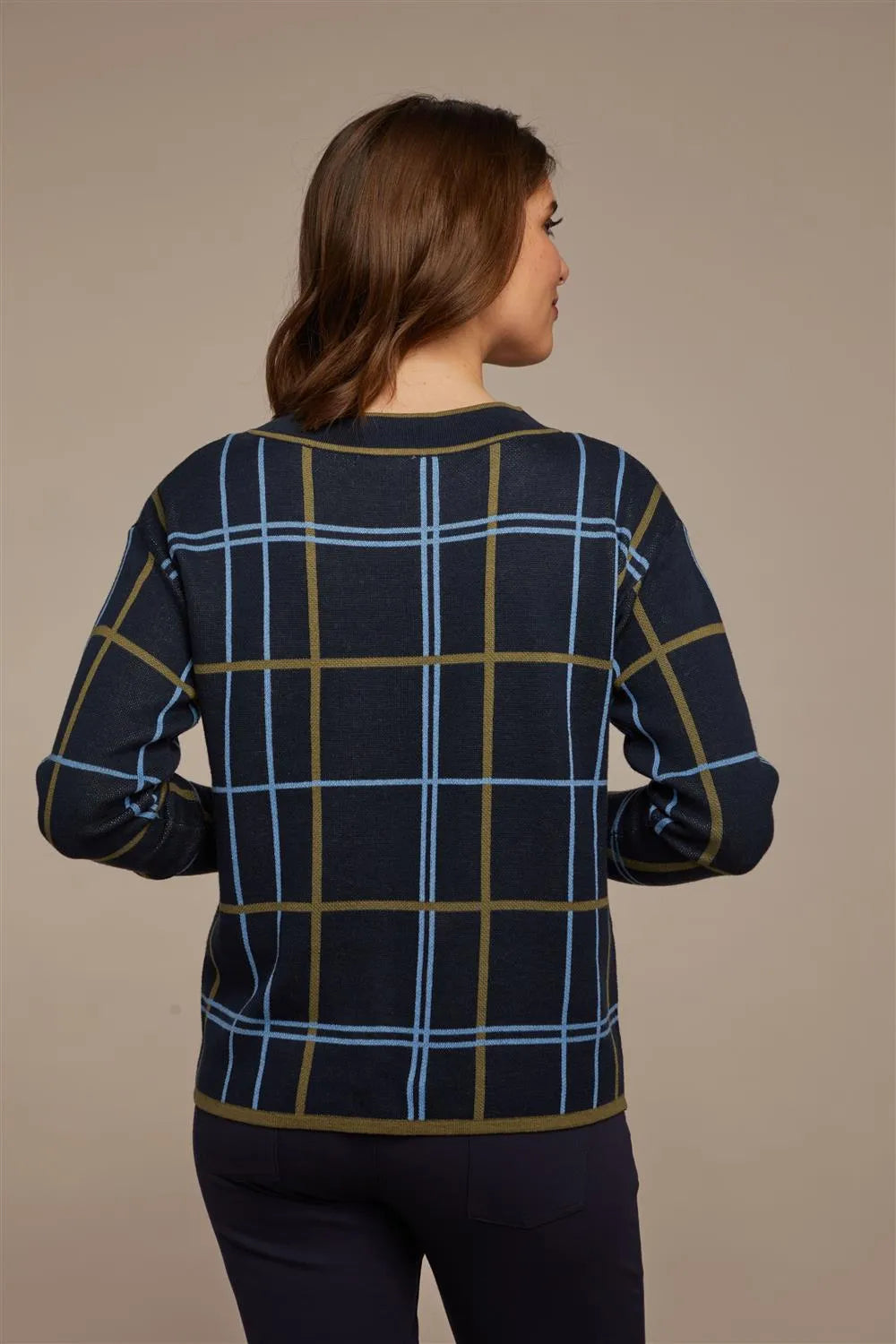 Marineblau karierter Pullover mit grünen und weißen Akzenten, aus weicher Baumwolle.