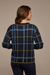 Marineblau karierter Pullover mit grünen und weißen Akzenten, aus weicher Baumwolle.