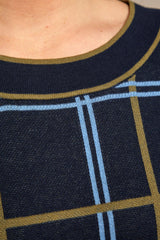 Blau-gold karierter Pullover mit Rundhalsausschnitt.