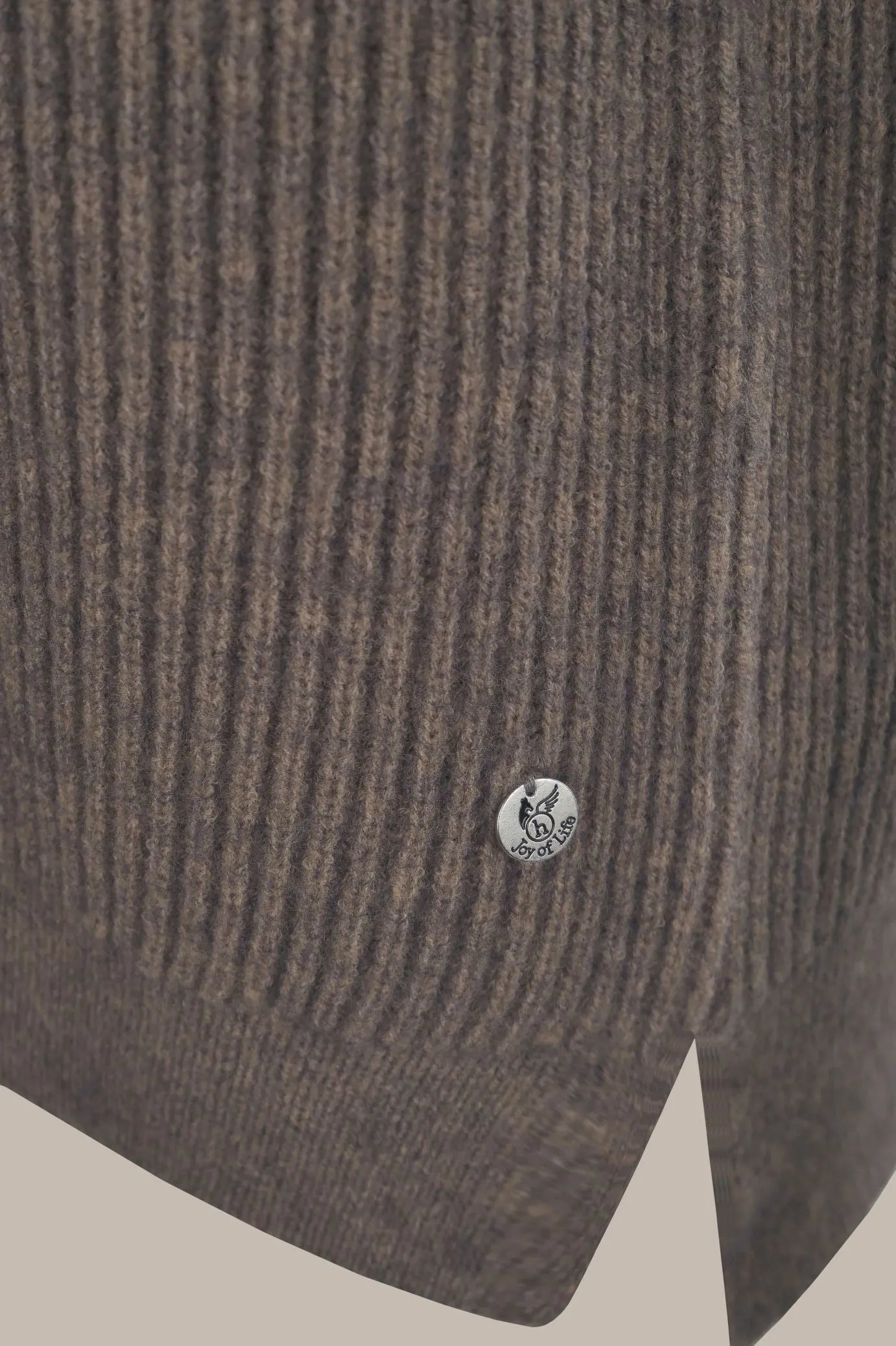 Grauer gerippter Pullover mit silbernem Totenkopfknopf
