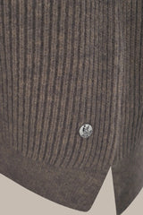 Grauer gerippter Pullover mit silbernem Totenkopfknopf