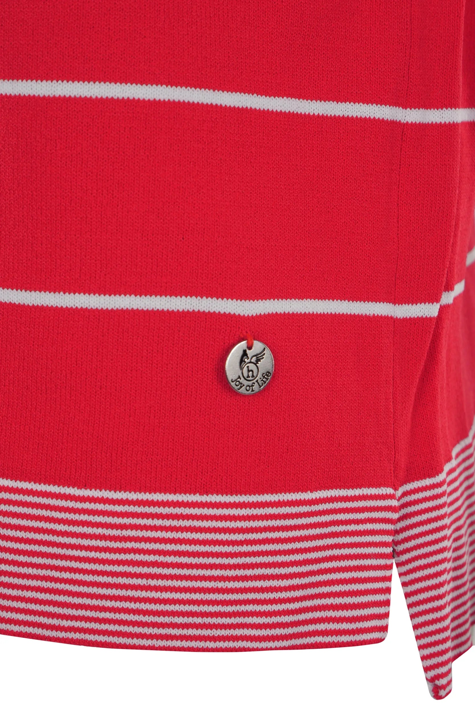 Rot und weiß gestreiftes Poloshirt mit silbernen Knöpfen.