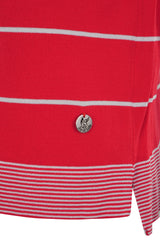 Rot und weiß gestreiftes Poloshirt mit silbernen Knöpfen.