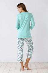 Hellblaue langärmelige Tunika und Caprihose mit Blumendruck für Damen als Schlafanzug.