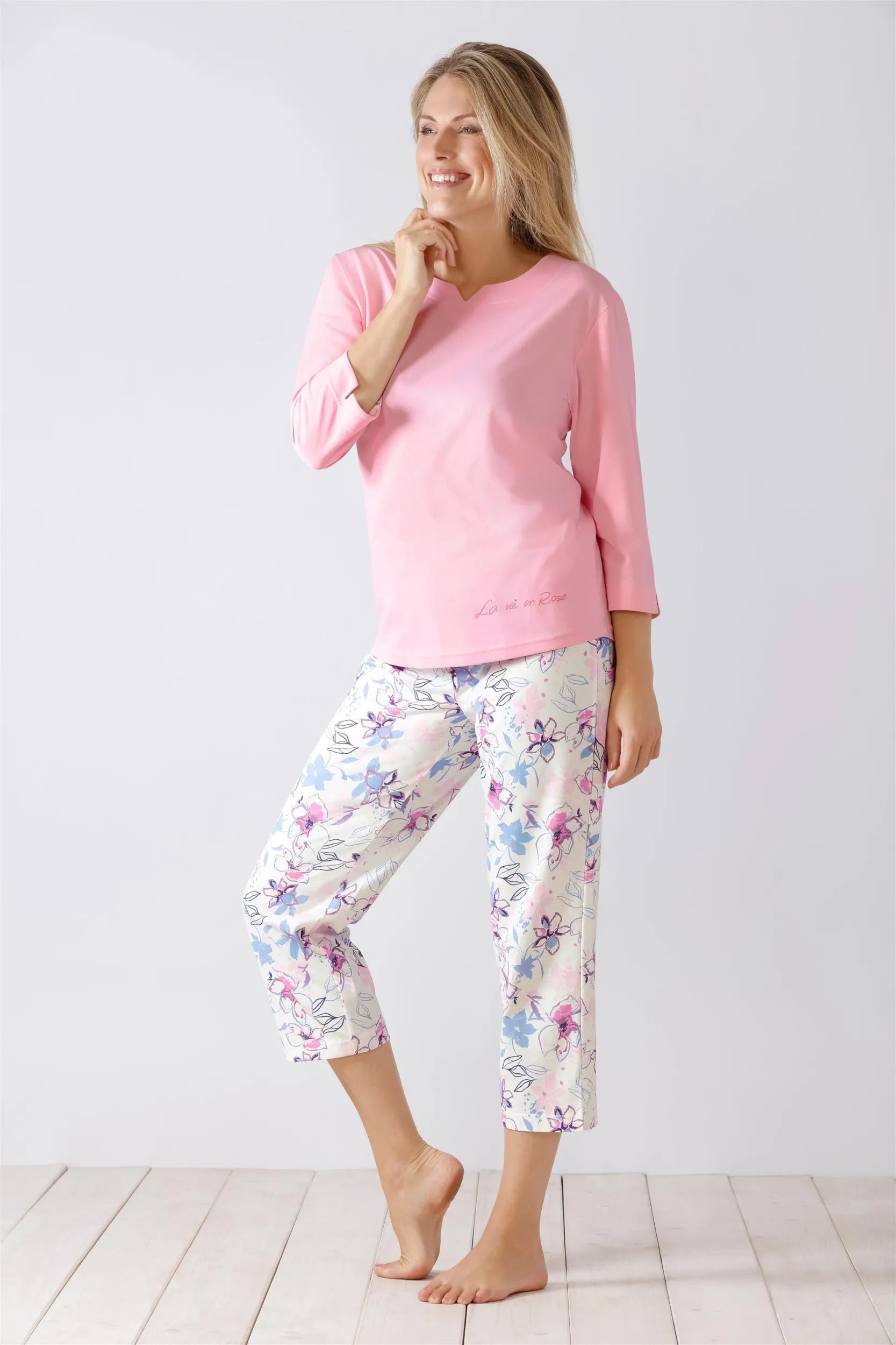 Rosa langärmeliges Damen-Top und geblümtes Capri-Pyjama-Set.