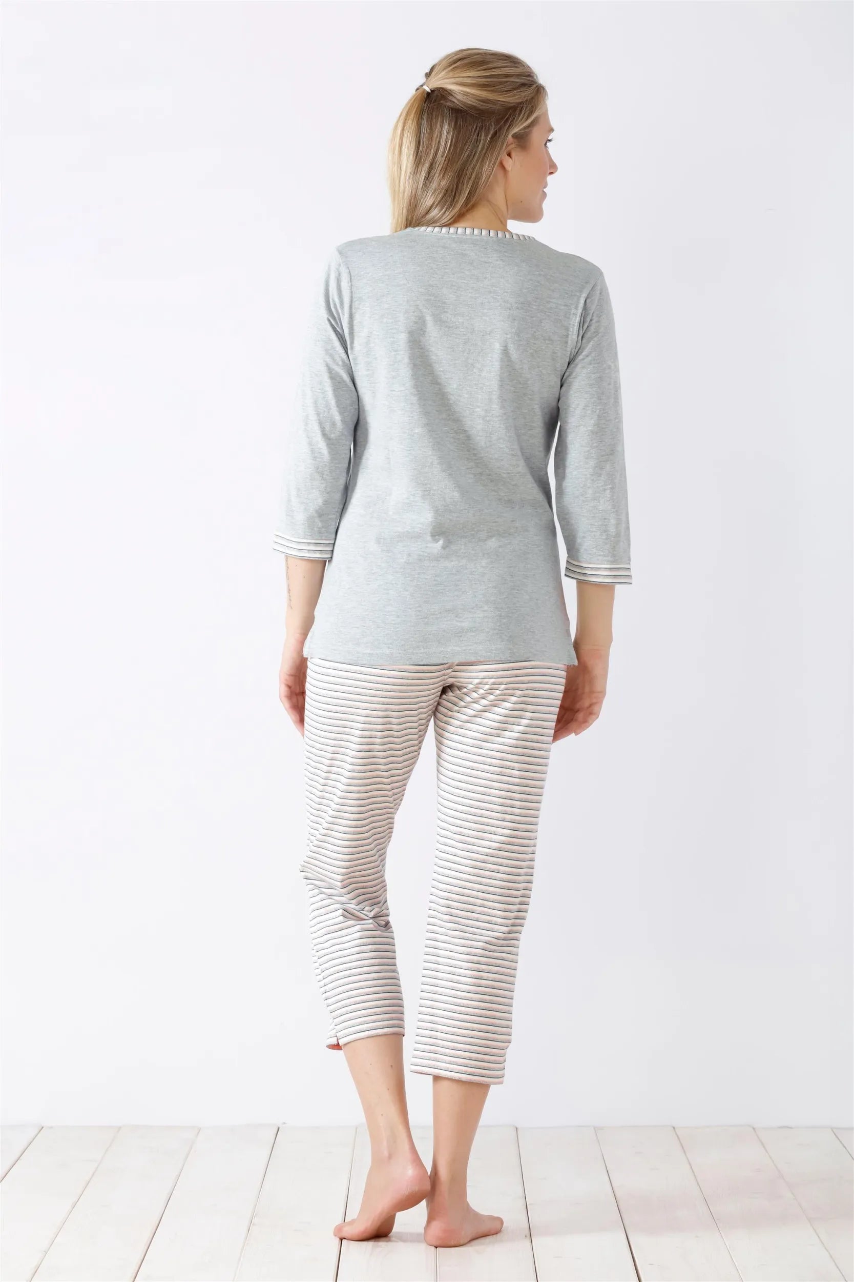 Hellblau-weiß gestreiftes Damen-Pyjama-Set mit Dreiviertel-Ärmeln und verkürzter Hose.