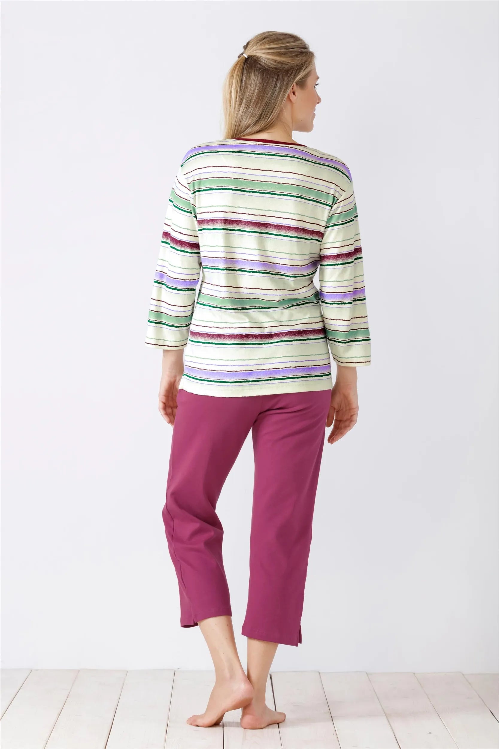 Gestreiftes langärmeliges Oberteil und Caprihose für Damen.