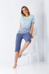 Damen Klima Komfort® Capri Schlafanzug: gestreiftes Top, blaue Caprihose