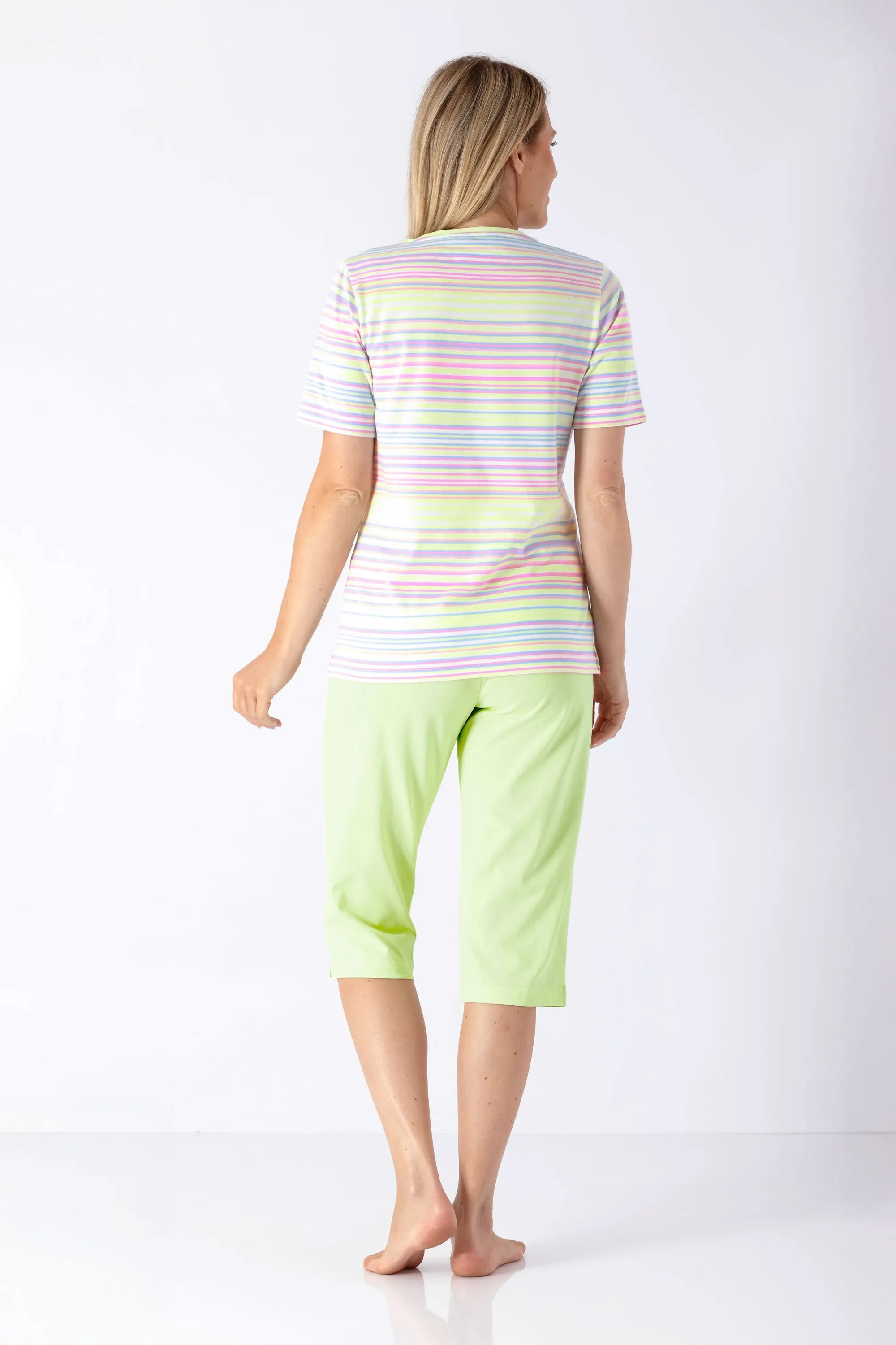 Damen Schlafanzug Capri Klima Komfort Original: Pastellgestreiftes Top mit Limettengrüner Capri-Hose